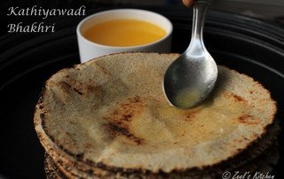 Kathiyawadi Bhakhri | Gujarati Bhakhri Recipe | Indian Wheat Flatbread
